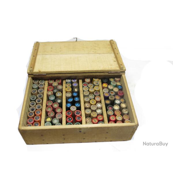 Boite en bois avec des cartouches chasse diverses  ref 899