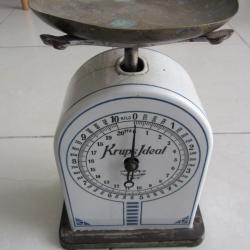 Balance en fonte émaillée Krups 1910-1920