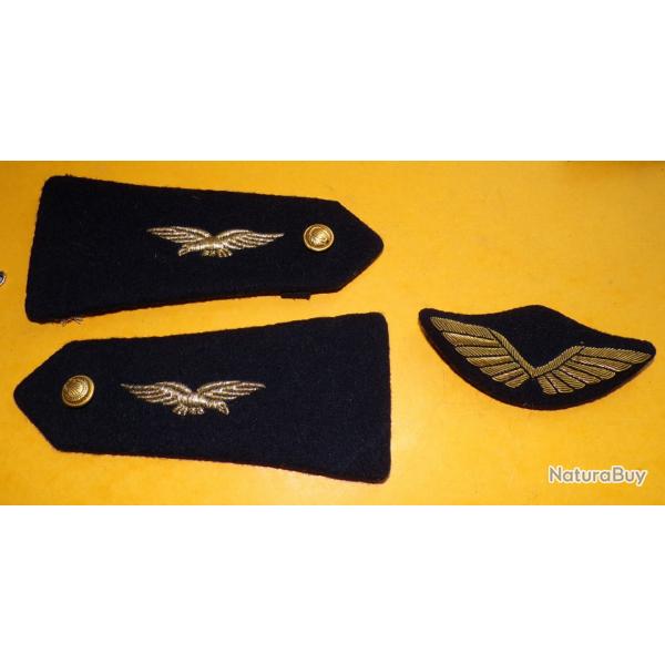 ARMEE DE L'AIR : INSIGNE DE CASQUETTE AVEC UNE PAIRE D'EPAULETTES  . BON ETAT VOIR PHOTOS . POUR TOU