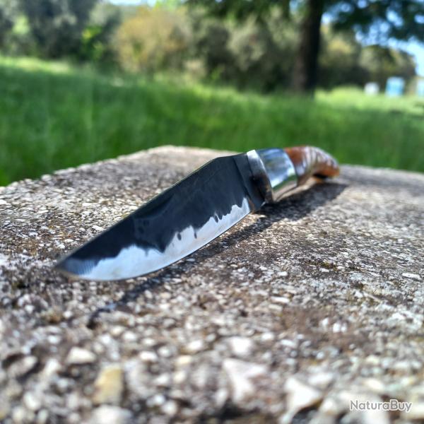 Couteau de poche, lame brut de forge, manche en corne de Blier, 21,5 cm.