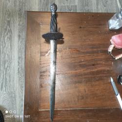 Dague haute époque ayant servi au combat fente sur la garde