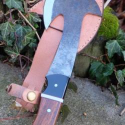 Hachette Survie Resvue Lame Acier Carbone 1075 Manche Bois/Résine Etui Cuir Fabrication Artisanale01