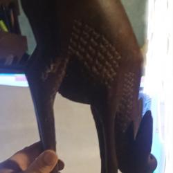 STATUE BICHE AFRICAINE EN BOIS