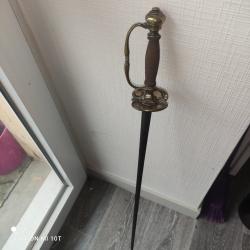 Magnifique épée 18e donc je ne connais pas le modèle sculpture sur la lame