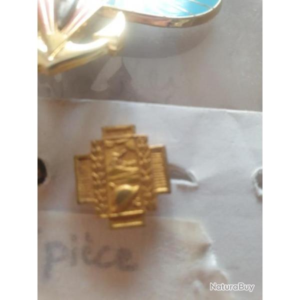Insigne de boutonnire dore  A25