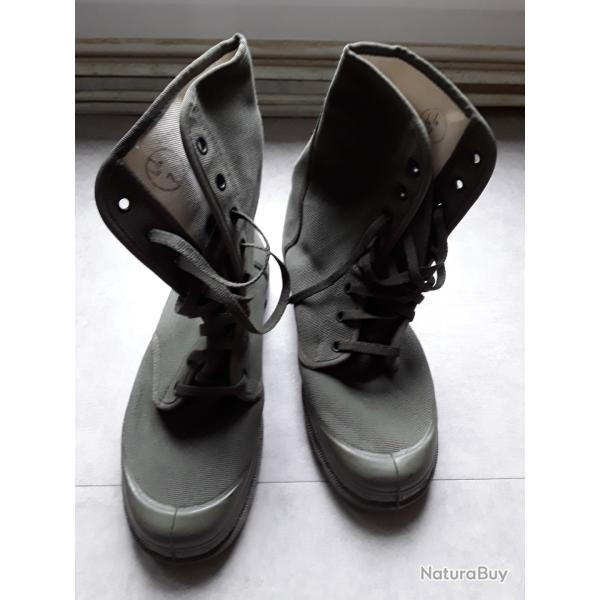 Chaussure de brousse militaire de type pataugas