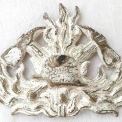 Ornement de casquette allemande sapeur pompier avec casque à boulon REF HER24CAS006