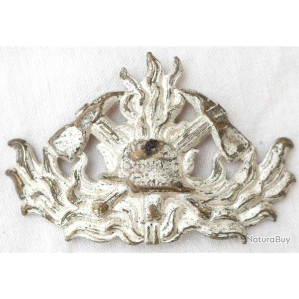 Ornement de casquette allemande sapeur pompier avec casque  boulon REF HER24CAS006