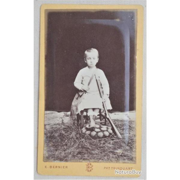 photo argentique format CDV - enfant carabine scolaire Chassepot - XIXime