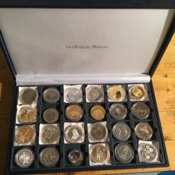 COFFRET AVEC 24 PIÈCES ET MÉDAILLES COMMÉMORATIVES CLUB FRANÇAISE DE LA MONNAIES neuves