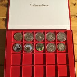COFFRET AVEC 10 PIÈCES ET MÉDAILLES COMMÉMORATIVES CLUB FRANÇAISE DE LA MONNAIES de XX