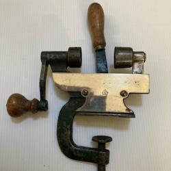 GROS SERTISSEUR  H N  AVEC L'ANCRE MARINE     CAL 12    N°129