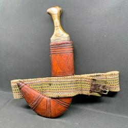 BEAU POIGNARD JAMBIYA DU YEMEN ET SA CEINTURE, DEBUT DU XX° SIECLE, POIGNEE CORNE