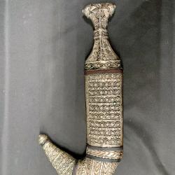 BEAU POIGNARD YEMENETITE JAMBIYA, 1930/40, TOUT EN METAL DECORE, LAME CORRECTE