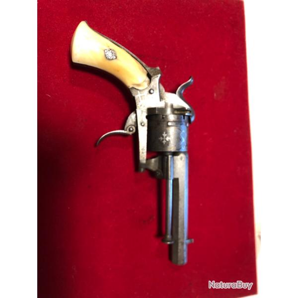 Magnifique Revolver 7mm  broche cat.D avec incrustations
