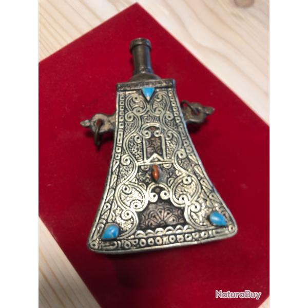 Magnifique poire a poudre berbre argent avec incrustations