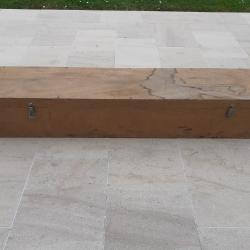 Caisse militaire en bois avec barre de sécurité.