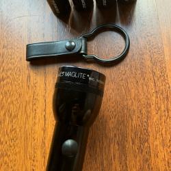Maglite type 4 + Anneau porte lampe + Pile x4