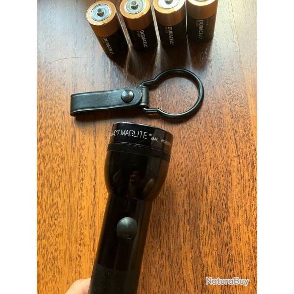 Maglite type 4 + Anneau porte lampe + Pile x4