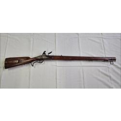 CARABINE DE CHASSE A SILEX AVEC SA DOSE A POUDRE DANS LA CROSSE.