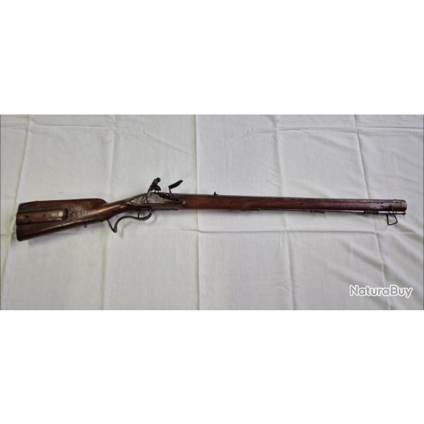 CARABINE DE CHASSE A SILEX AVEC SA DOSE A POUDRE DANS LA CROSSE.