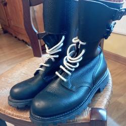 Paire de rangers neuve de stock T40.Armée,Légion.