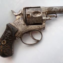 Beau BULL-DOG 11mm ou 450 avec de belles gravures.