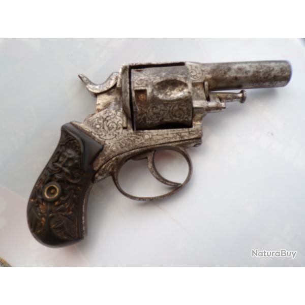 Beau BULL-DOG 11mm ou 450 avec de belles gravures.