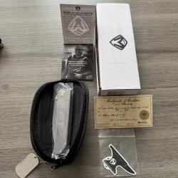 MEDFORD knife modèle 187 DP "No Hole". modèle unique sans trou dans la lame. Etat neuf
