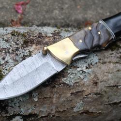 Beau Couteau Damas Lame Drop Point 128 Couches Manche Bélier & Résine Fab Artisanale Linerlock