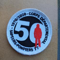 PATCH ECUSSON SAPEUR POMPIER 77 ECUSSON COMMEMORATIF CORPS DEPARTEMENTALE 50ANS 1970 / 2020