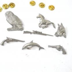 Lot de pin's Cheval chouette hiboux pistolet colt navy S&W carabine à lunette dauphin. Collection