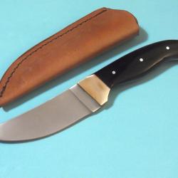 Couteau Skinner Rando Bushcraft Lame Acier Inoxydable Satin Manche Corne de Buffle Etui Cuir