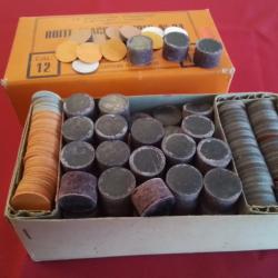 Boite complète d'accessoires calibre 12 bourres et cartons .