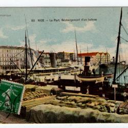 CPA - MARINE -"NICE"-Le Port.Déchargement  d'un bateau N°107