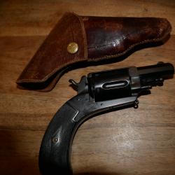 Revolver Bulldog en 8mm92, modèle avec une grande poignée dans son étui d'origine