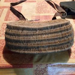 Vends panier de peche à truites en osier très bon état et peu servi