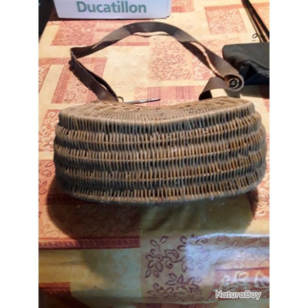 Vends panier de peche  truites en osier trs bon tat et peu servi