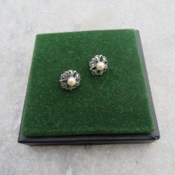 Paire de clous d'oreille ornés d'une perles fantaisie & marcassites, montures en argent -FRANCE(XXé)
