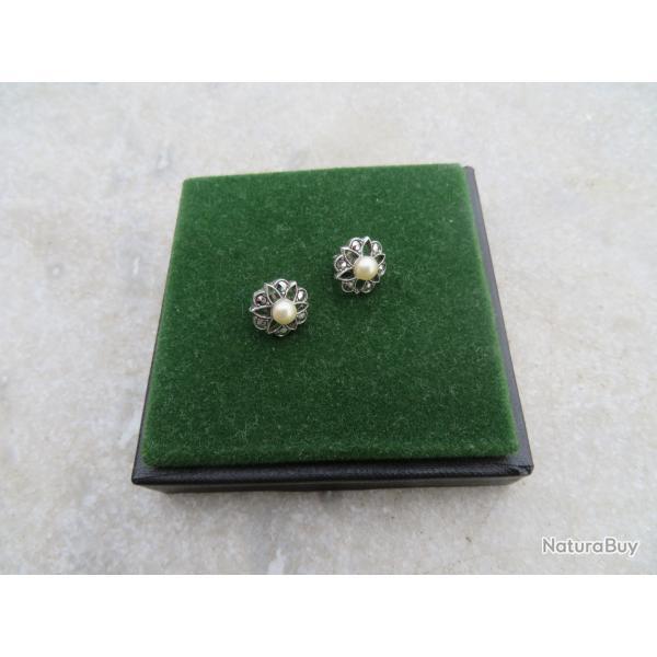 Paire de clous d'oreille orns d'une perles fantaisie & marcassites, montures en argent -FRANCE(XX)