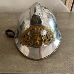 Vends casques modèle 1933, en acier nickelé avec plaque en laiton des sapeurs -pompiers