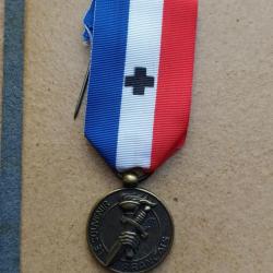 MEDAILLE COMMEMORATIVE LE SOUVENIR FRANCAIS ANNEE 1999 ATTRIBUEE