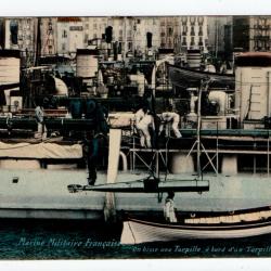 CPA - MARINE Militaire Française -" on hisse une Torpille a bord d'un Torpilleurs N°1217