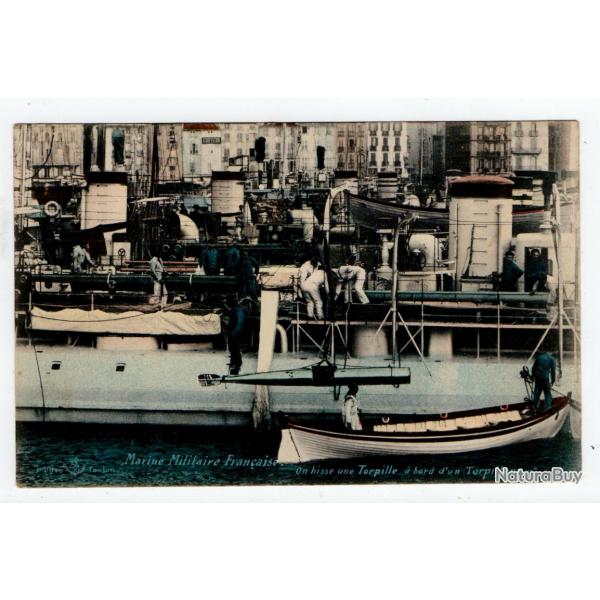 CPA - MARINE Militaire Franaise -" on hisse une Torpille a bord d'un Torpilleurs N1217