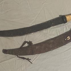 Objet de collection - Couteau artisanal ancien décoratif avec fourreau en cuir et ornement cauri
