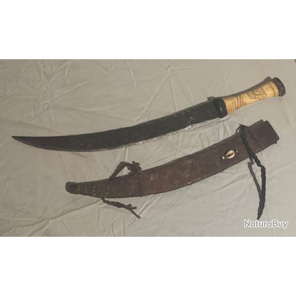 Objet de collection - Couteau artisanal ancien dcoratif avec fourreau en cuir et ornement cauri