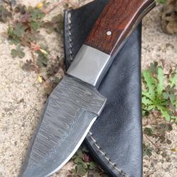 Skinner Couteau de Chasse Lame Acier Damas 256 Couches Manche Rosewood Fabr Artisanale Etui Cuir