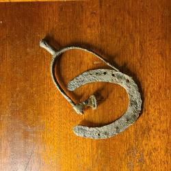 Ancien lot rural : fer à cheval et étrier en fer forgé - début XXe siècle