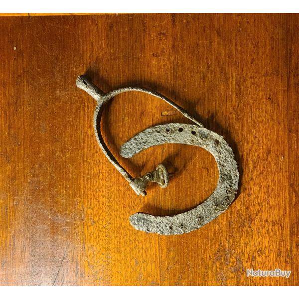 Ancien lot rural : fer  cheval et trier en fer forg - dbut XXe sicle