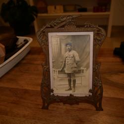Photo avec cadre laiton orné d'un canon de 75 d'un POILU "HONNEUR 1914/1916 PATRIE"
